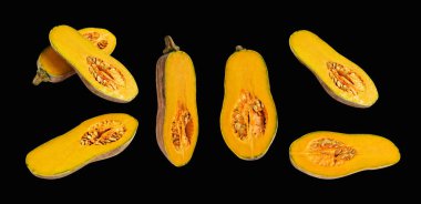 Portakal rengi uzun kabaklar, kabak kabağı, kabak kabağı kesme yolu ile izole edilmiş, siyah arka planda gölge yok.