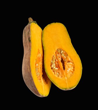 Portakal rengi uzun kabaklar, kabak kabağı, kabak kabağı kesme yolu ile izole edilmiş, siyah arka planda gölge yok.