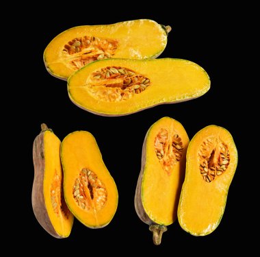 Portakal rengi uzun kabaklar, kabak kabağı, kabak kabağı kesme yolu ile izole edilmiş, siyah arka planda gölge yok.