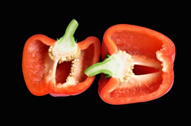 Taze kırmızı dolmalık biberler beyaz arka planda izole edilmiş, kırpma yolu yok, gölge yok, yarım, parçalar, dilimler