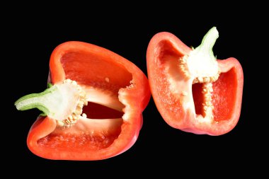 Taze kırmızı dolmalık biberler beyaz arka planda izole edilmiş, kırpma yolu yok, gölge yok, yarım, parçalar, dilimler