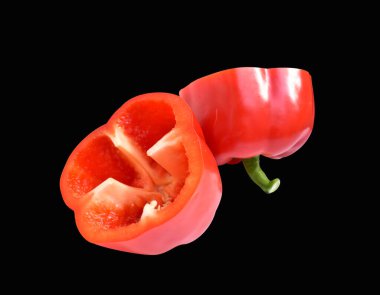 Taze kırmızı dolmalık biberler beyaz arka planda izole edilmiş, kırpma yolu yok, gölge yok, yarım, parçalar, dilimler