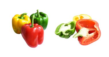 Taze kırmızı dolmalık biberler beyaz arka planda izole edilmiş, kırpma yolu yok, gölge yok, yarım, parçalar, dilimler