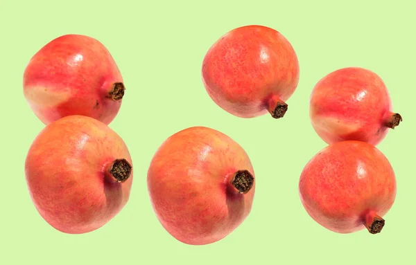 新鮮な熟した赤いザクロ果実は孤立し パステルグリーンの背景にクリッピングパスを持つ影はありません — ストック写真