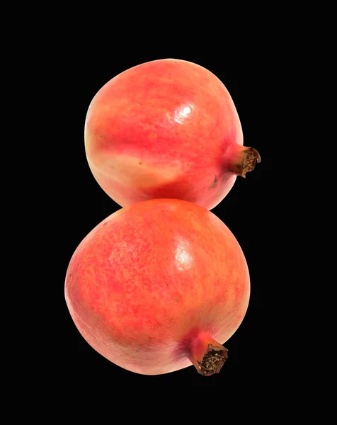 Świeże Dojrzałe Czerwone Owoce Granatu Izolowane Bez Cienia Ścieżką Wycinania — Zdjęcie stockowe