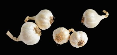 Sarımsak izole, siyah arka planda yemek malzemesi, gölge yok, kırpma yolu yok.