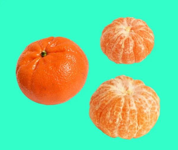 Mandarijn Oranje Geïsoleerd Met Clipping Pad Groene Achtergrond Geen Schaduw — Stockfoto