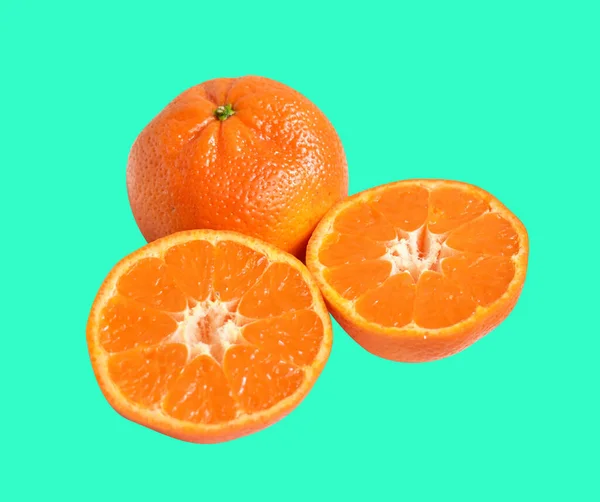 Mandarina Naranja Aislada Con Ruta Recorte Fondo Verde Sin Sombra —  Fotos de Stock