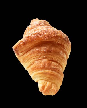 Siyah arka planda izole edilmiş, gölgesiz peynirli kruvasan, ev yapımı tatlı.