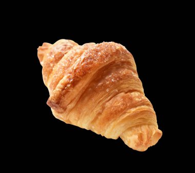 Siyah arka planda izole edilmiş, gölgesiz peynirli kruvasan, ev yapımı tatlı.