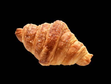 Siyah arka planda izole edilmiş, gölgesiz peynirli kruvasan, ev yapımı tatlı.