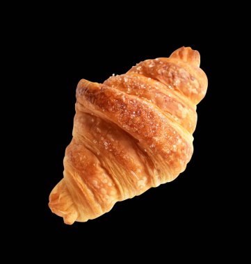 Siyah arka planda izole edilmiş, gölgesiz peynirli kruvasan, ev yapımı tatlı.