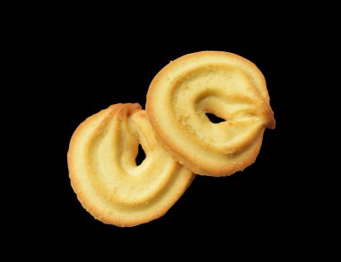 İzole edilmiş bisküviler, tatlı krakerler, kırpma yolu olan kurabiyeler, siyah arka planda gölge yok.