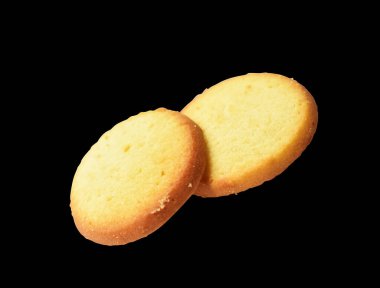 İzole edilmiş bisküviler, tatlı krakerler, kırpma yolu olan kurabiyeler, siyah arka planda gölge yok.