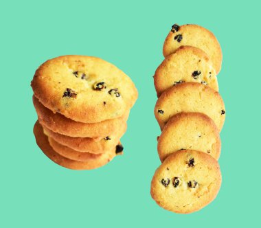 İzole edilmiş bisküviler, tatlı krakerler, kırpma yolu olan kurabiyeler, yeşil arka planda gölge yok.