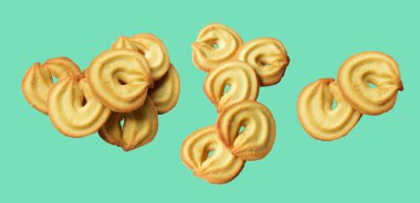 İzole edilmiş bisküviler, tatlı krakerler, kırpma yolu olan kurabiyeler, yeşil arka planda gölge yok.