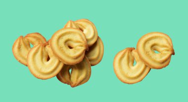 İzole edilmiş bisküviler, tatlı krakerler, kırpma yolu olan kurabiyeler, yeşil arka planda gölge yok.