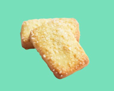 İzole edilmiş bisküviler, tatlı krakerler, kırpma yolu olan kurabiyeler, yeşil arka planda gölge yok.