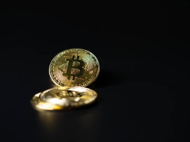 Şifreleme para birimi olarak Bitcoin Sikkeleri siyah arkaplan üzerine yerleştirilmiştir