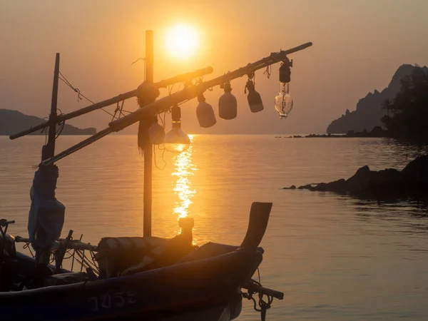 One Fishing Boat Stationary Coast Sunset — Fotografia de Stock
