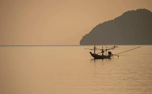 Small Fishing Boat Moored Middle Sea Sunset — Fotografia de Stock