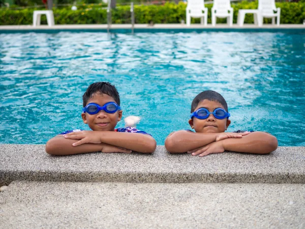Brothers Wearing Swimsuits Glasses Smile While Perched Edge Pool —  Fotos de Stock