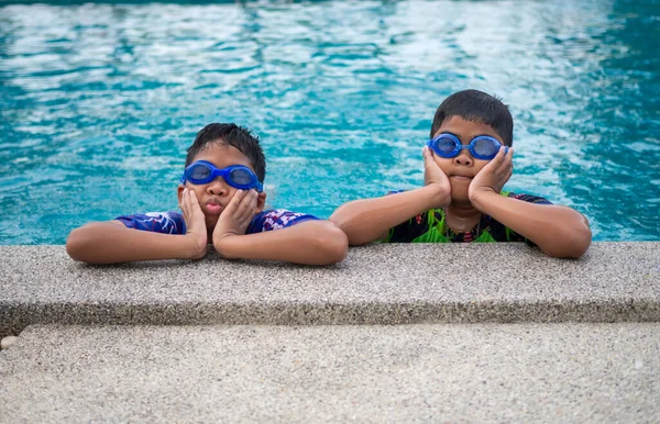 Brothers Wearing Swimsuits Glasses Smile While Perched Edge Pool —  Fotos de Stock