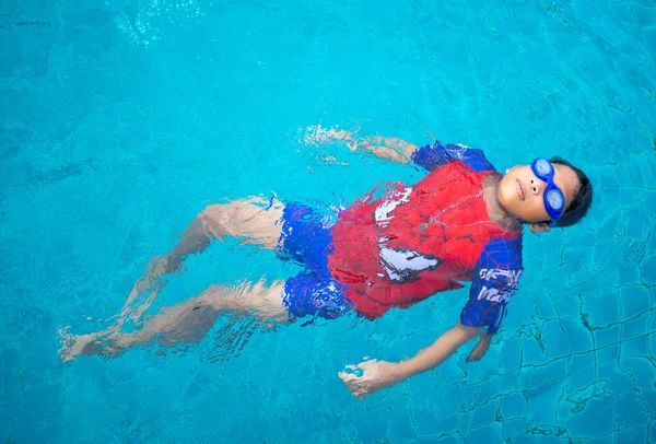 Boy Wearing Swimsuit Glasses Swimming Middle Pool Blue Water Background — 图库照片