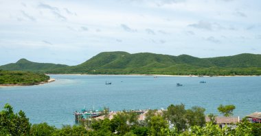 Yüksek açılı deniz manzaralı. Aşağıda da topluluklar var. Tayland