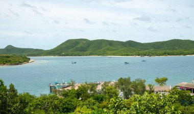 Yüksek açılı deniz manzaralı. Aşağıda da topluluklar var. Tayland