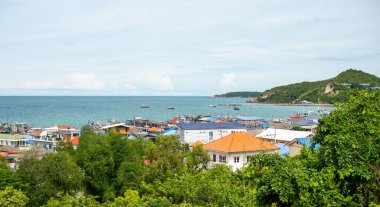 Yüksek açılı deniz manzaralı. Aşağıda da topluluklar var. Tayland
