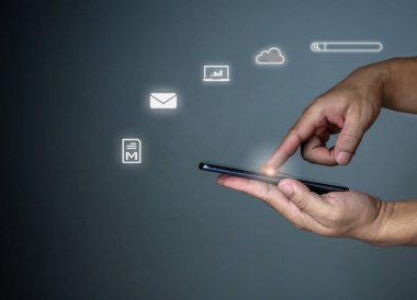 Telefon insan elinin kapağına yerleştirilir. İletişim teknolojisi kavramı.