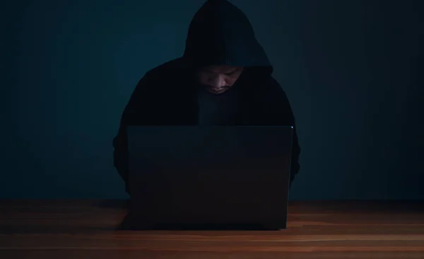 Hackeři Pracují Tmě Laptopech Koncept Bezpečnosti Informací Internetové Síti Informační — Stock fotografie