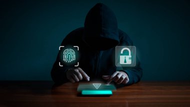 Hackerlar cep telefonlarını gözetliyor. İnternet ağı ve bilgi casusluğundaki bilgi güvenlik sistemi kavramı.