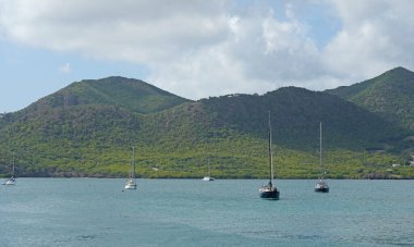 Limanda küçük tekneler, arka planda yeşil tepeler. Antigua 