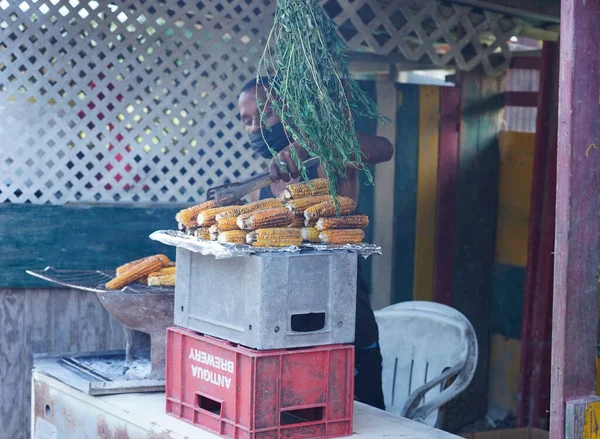 Antigua 2021 Egy Utcai Élelmiszer Eladó Standján Sült Kukorica Készítése — Stock Fotó
