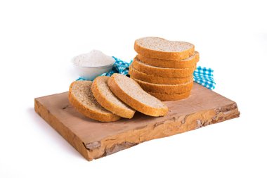 Tahtada dilimlenmiş ekmek..