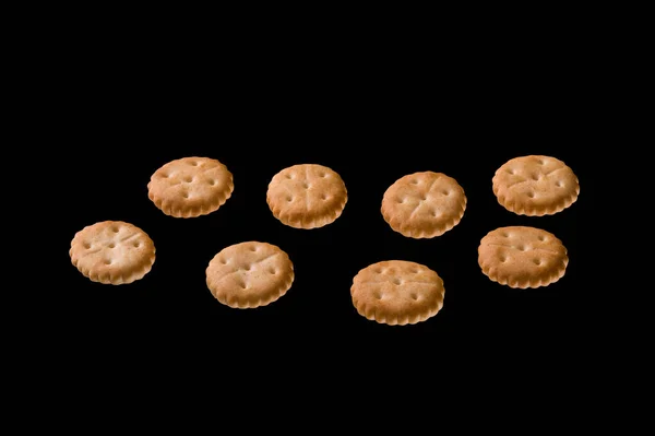 Zoute Mini Crackers Geïsoleerd Zwarte Achtergrond Nauwkeurig Handgemaakt Knippad — Stockfoto
