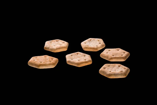 Gesalzene Mini Cracker Isoliert Auf Schwarzem Hintergrund Präzise Handarbeit — Stockfoto