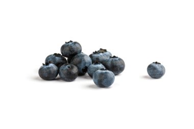 Beyaz bir arka plan üzerinde olgunlaşmış yaban mersini