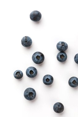 Beyaz bir arka plan üzerinde olgunlaşmış yaban mersini