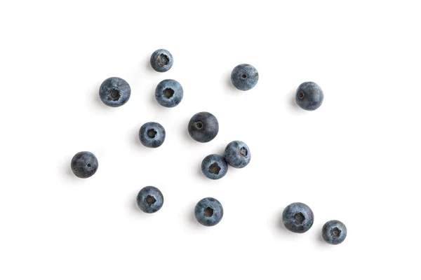 Beyaz bir arka plan üzerinde olgunlaşmış yaban mersini