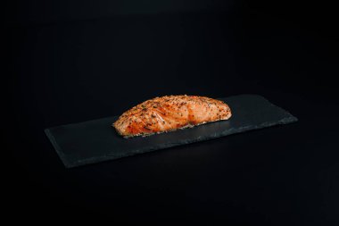 Siyah taşlı füme somon bifteği.