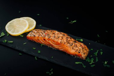 Siyah taşlı füme somon bifteği.