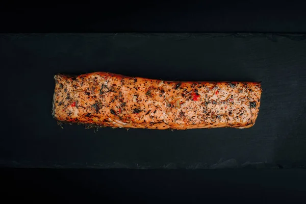 Steak Saumon Fumé Aux Épices Sur Pierre Noire — Photo