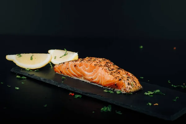 Siyah taşlı füme somon bifteği.