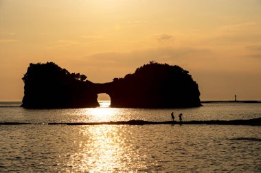 Engetsuto Shirahama, Wakayama Japonya 'da günbatımı manzarası. Turistik bölge