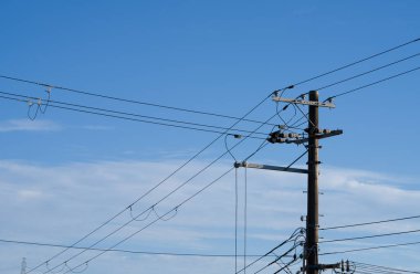 Güzel Mavi Gökyüzü Arkaplanlı Elektrik Kutbu