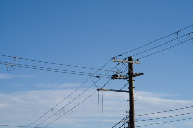 Güzel Mavi Gökyüzü Arkaplanlı Elektrik Kutbu