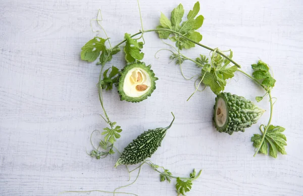 Acı kabak ya da beyaz ahşap arka planda sarmaşıklı acı kavun